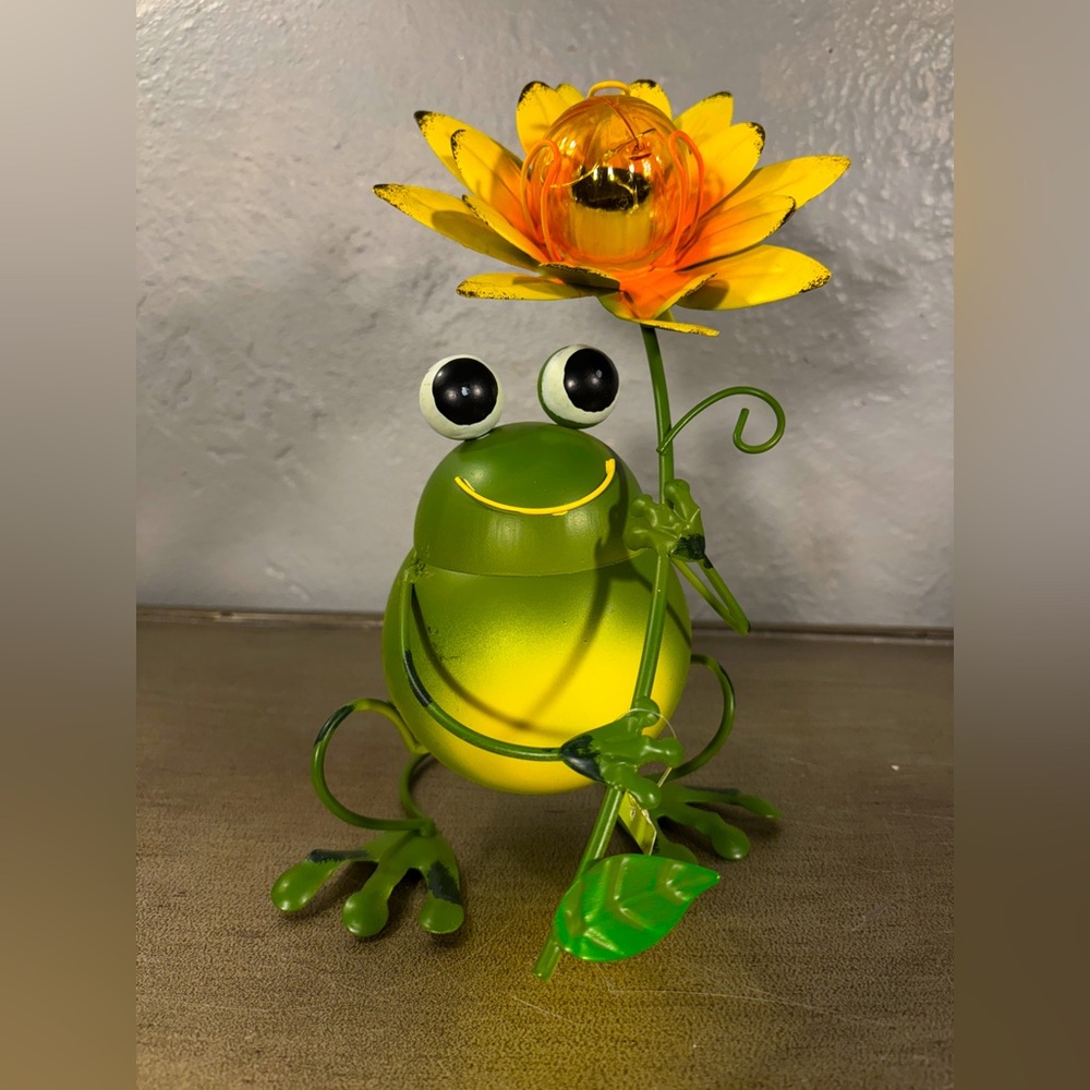 Green and Yellow Frog Figurine with light-up Solar Flower